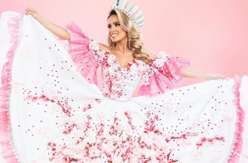  Reina salvadoreña luce traje típico inspirado en la belleza del maquilishuat