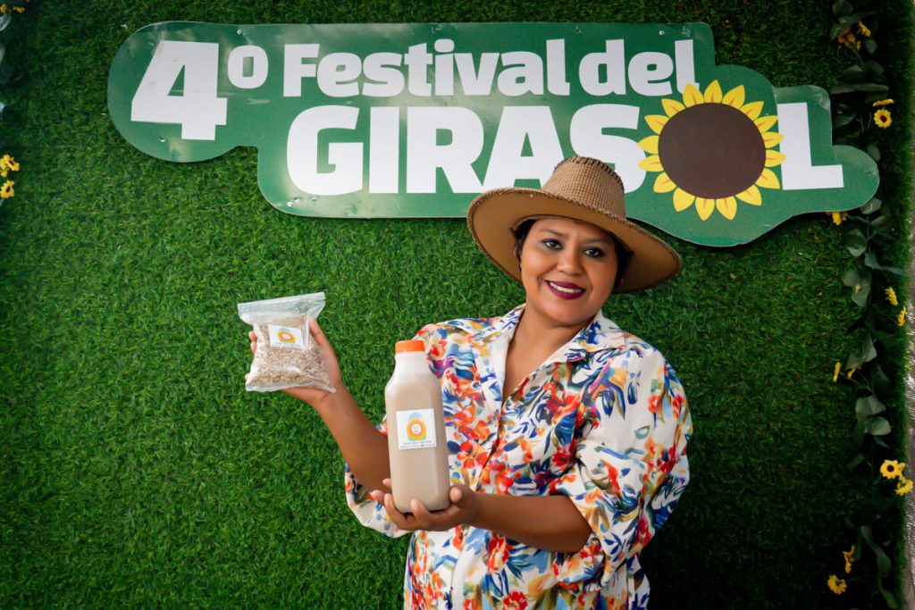 Yenni Gaitán, es la emprendedora que inventó las pupusas de harina de semillas de girasol y horchata de la misma semilla.