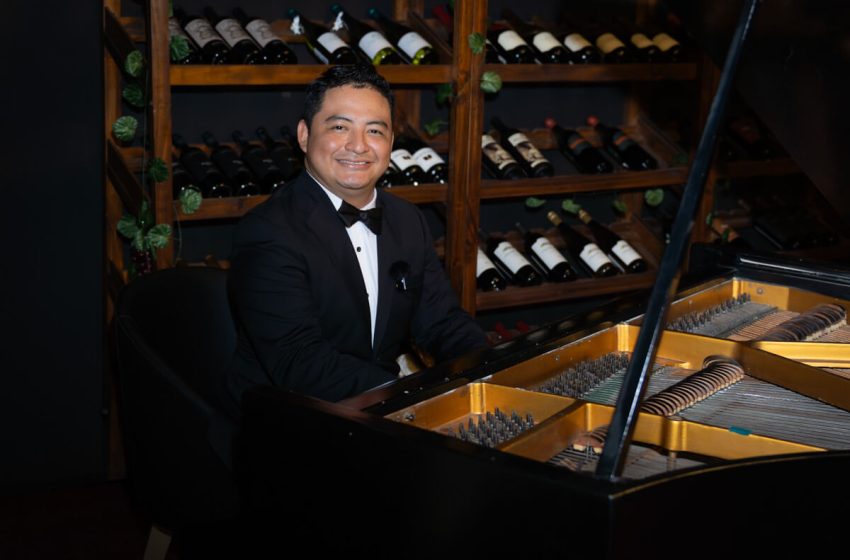  Pedro Martínez, el pianista salvadoreño que está dejando huella con su talento en cada rincón del país