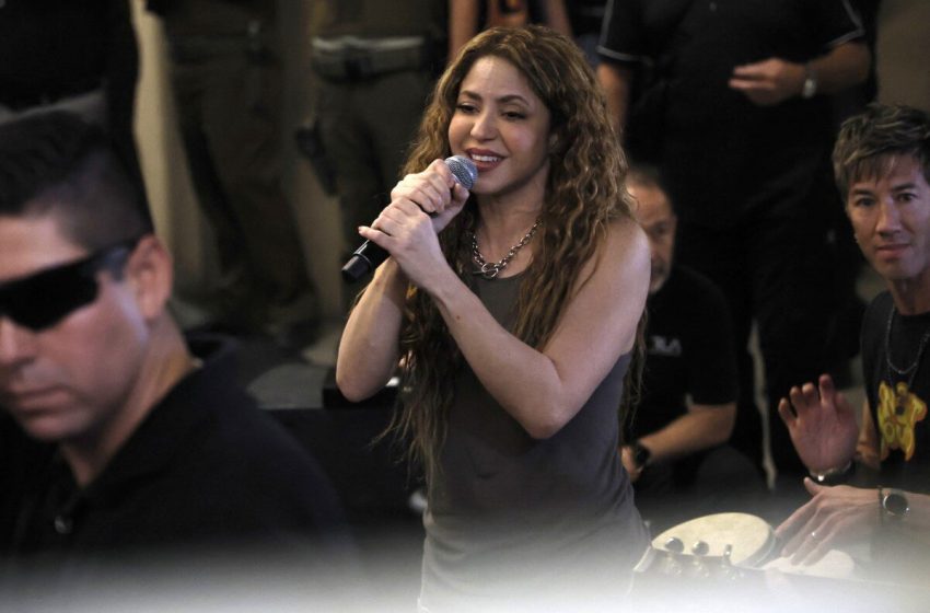  Shakira canta en las calles de Chile tras la suspensión de sus dos conciertos