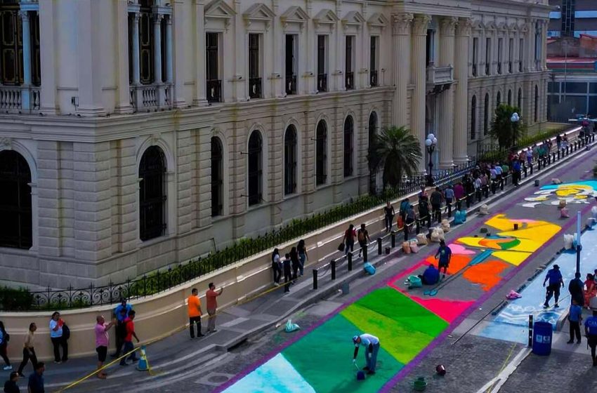  La mega alfombra del Centro Histórico, más de 400 metros de la historia de Jesús