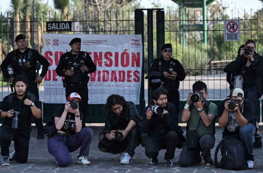  Homenajes y reclamos por muerte de dos fotógrafos en festival musical de México
