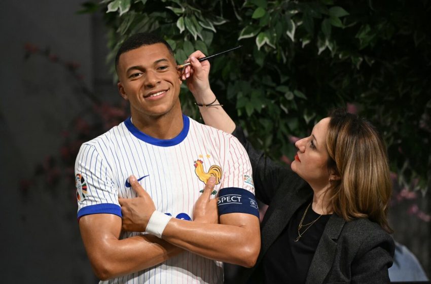  Kylian Mbappé hace su entrada en el museo de cera Madame Tussauds de Londres