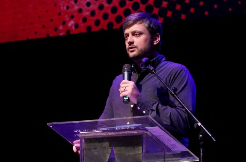  Comediante Nate Bargatze presentará los premios Emmy