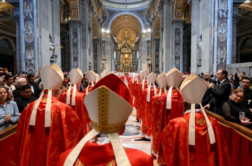  «Todos fuera»: las puertas de la Capilla Sixtina se cierran y empieza el cónclave