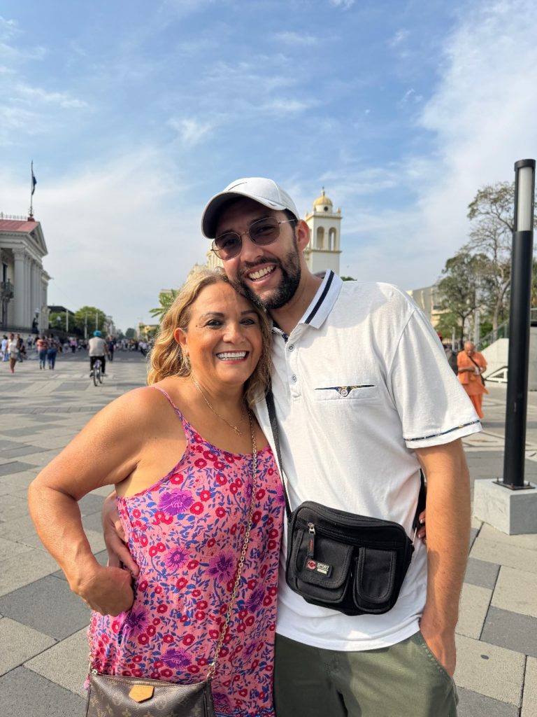 “Que la quiero mucho, que quisiera que estuviera aquí conmigo, y que aquí estoy de regreso en El Salvador después de casi 50 años. Ella murió en Estados Unidos. La extraño mucho”, Rosa María junto a su pareja César.