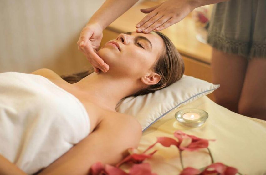  Guía de masajes faciales y drenaje linfático: El secreto para un rostro radiante