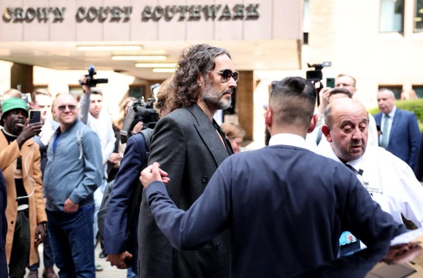  El humorista británico Russell Brand se declara no culpable de violación y agresión sexual