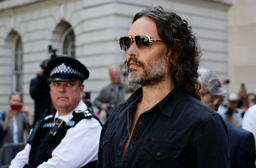  El actor británico Russell Brand deberá compararse ante un tribunal penal por acusación de violación
