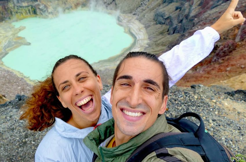  Pareja youtubera recorre El Salvador a bordo de su furgoneta “La Grandullona”