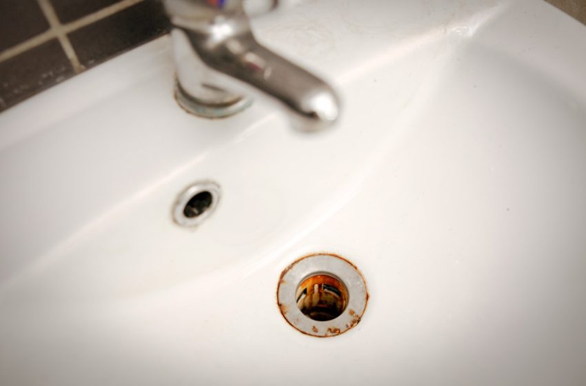  ¿Manchas de óxido en el lavamanos o lavaplatos? Así puedes eliminarlas con remedios caseros