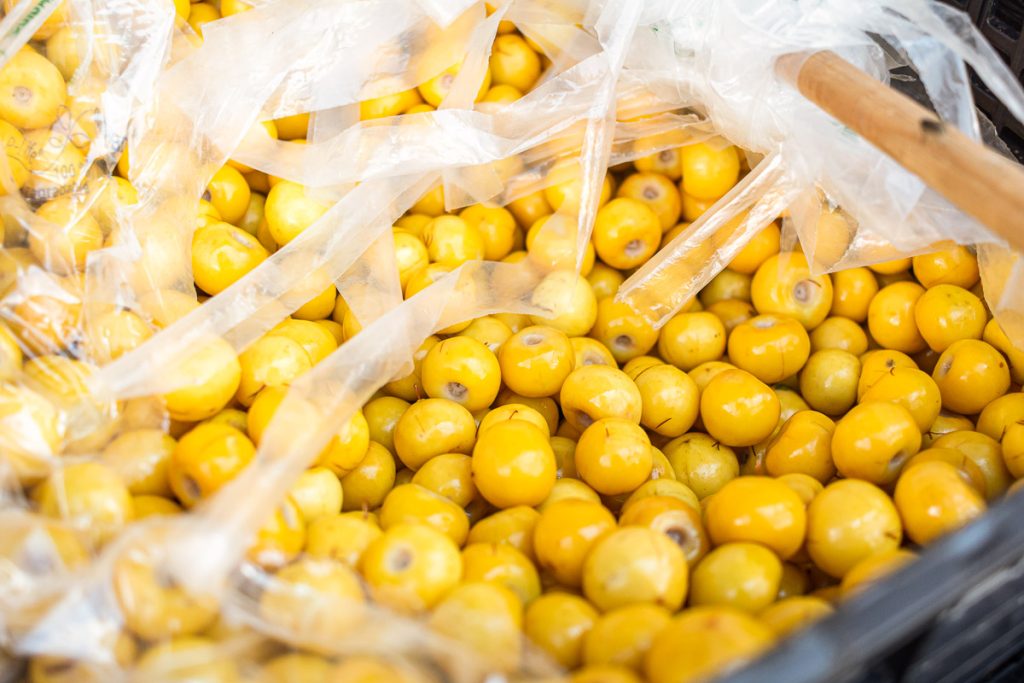 ¿Conoces los beneficios de comer nances, la fruta estrella de esta temporada?