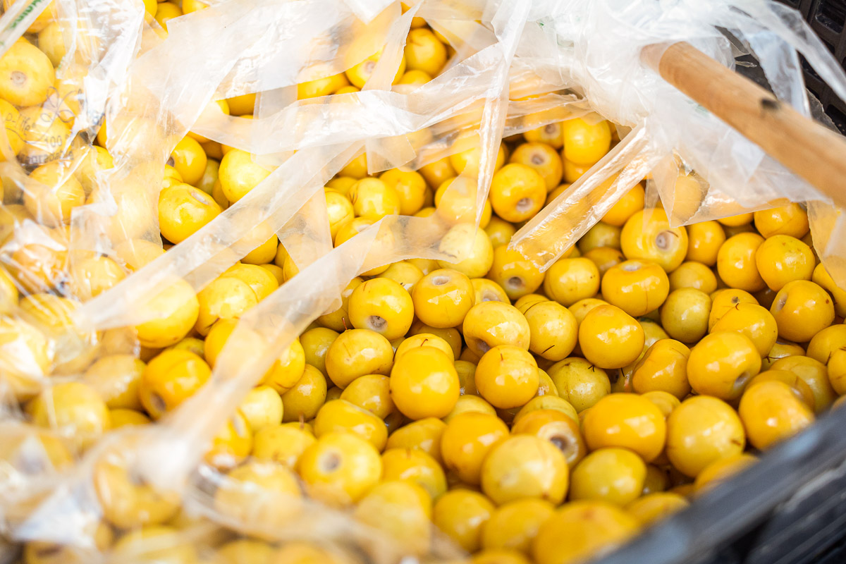 ¿Conoces los beneficios de comer nances, la fruta estrella de esta temporada?