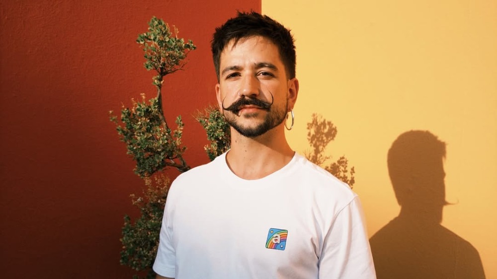 Camilo genera alboroto con su nuevo tema "Maldito ChatGPT"