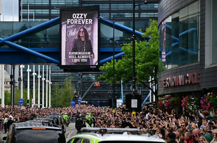  Miles de fans despiden a Ozzy Osbourne con emotivo cortejo fúnebre