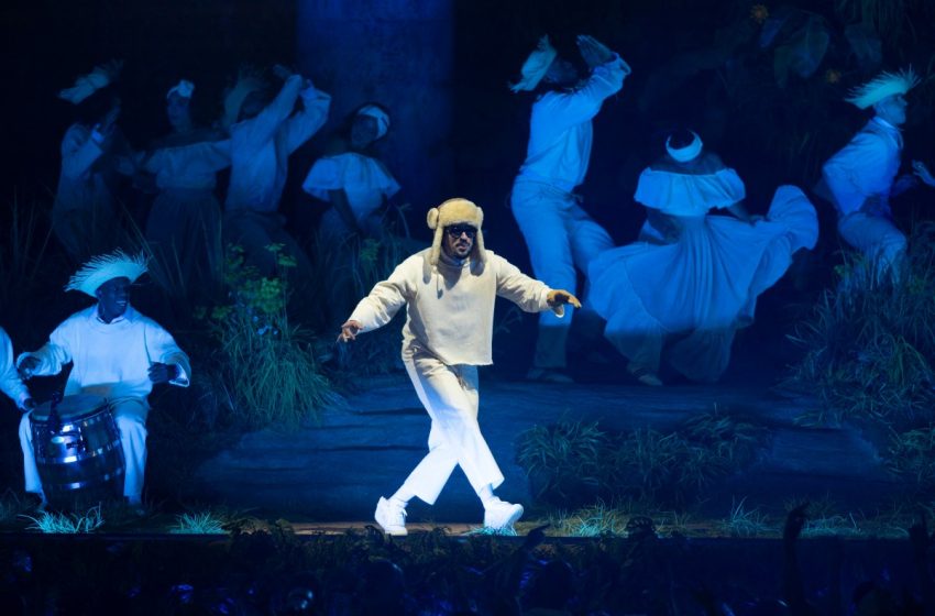  Defensores de animales denuncian a Bad Bunny por uso de gallinas en sus shows en Puerto Rico