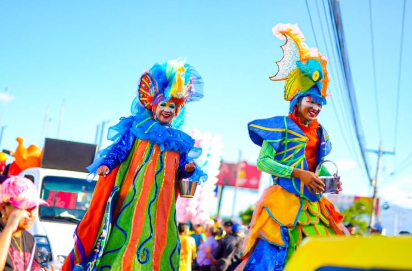  Inician Fiestas Julias con un colorido Desfile del Correo
