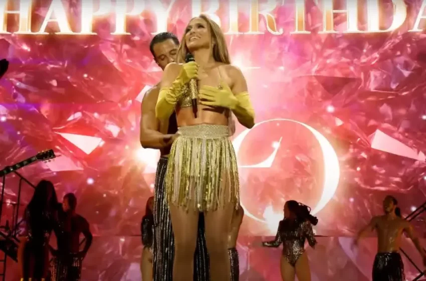  JLo sufre un incidente con su vestuario en un concierto y su reacción enciende las redes