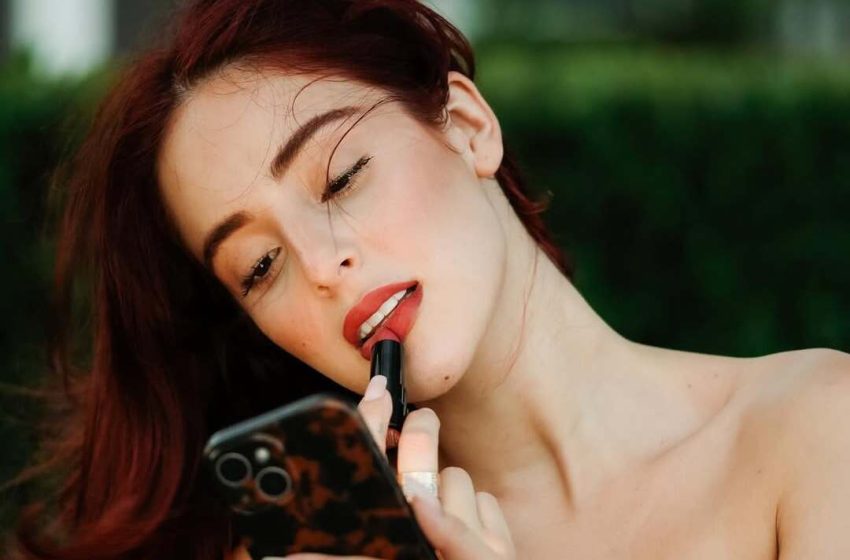  Nicolle Figueroa debuta como imagen de una reconocida revista de maquillaje