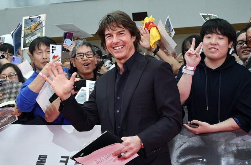  Fanáticos rinden homenaje al actor Tom Cruise en su cumpleaños 63