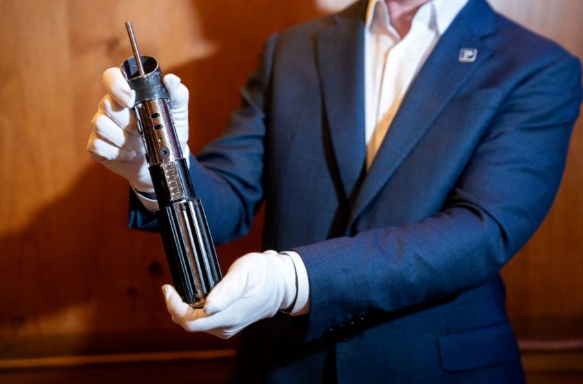  La icónica espada láser de Darth Vader será subastada por un ojo de la cara