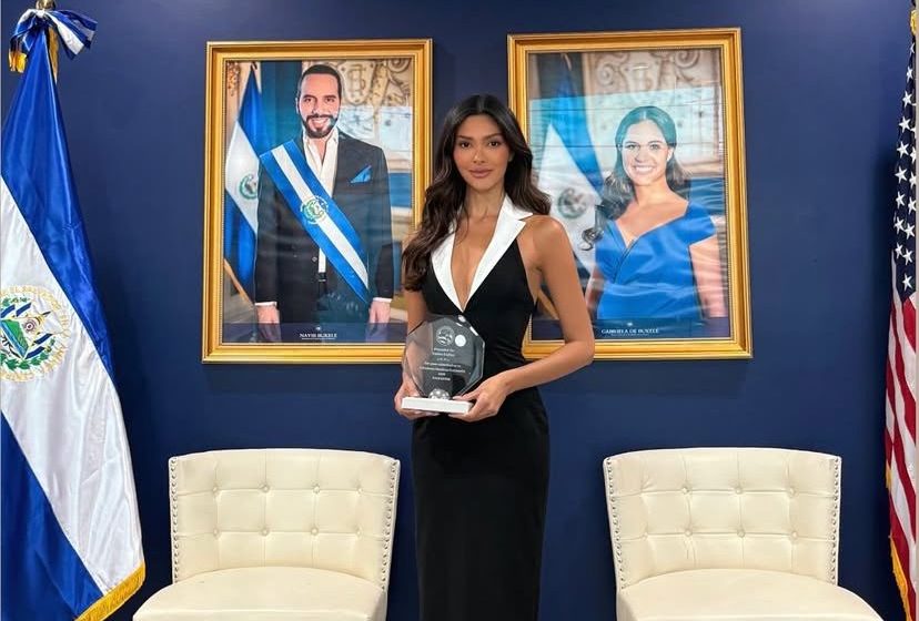  Fátima Cuéllar recibe reconocimiento por su aporte a la comunidad salvadoreña en Nueva York