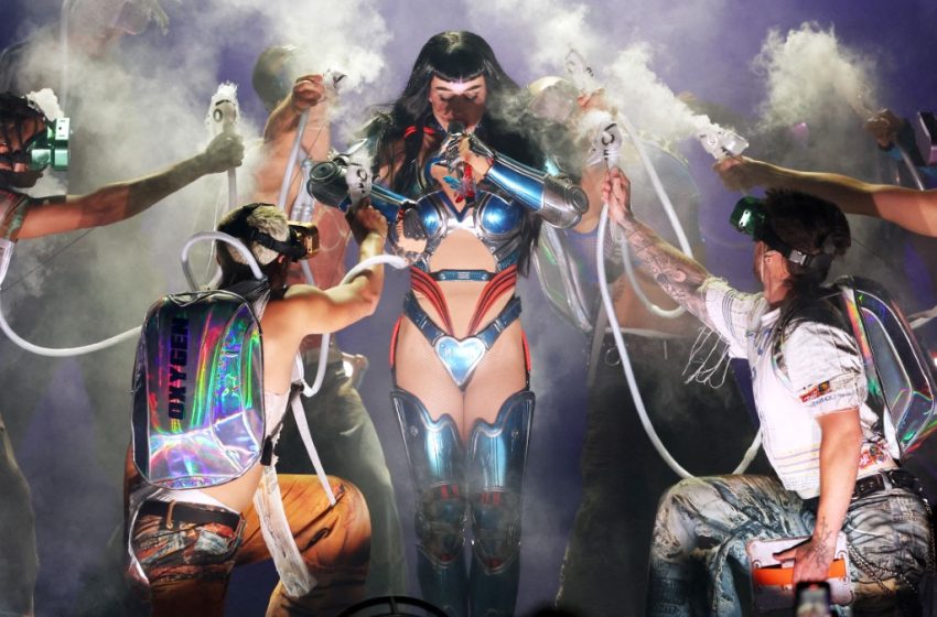  Katy Perry sufre descarga eléctrica en pleno concierto pero continúa show