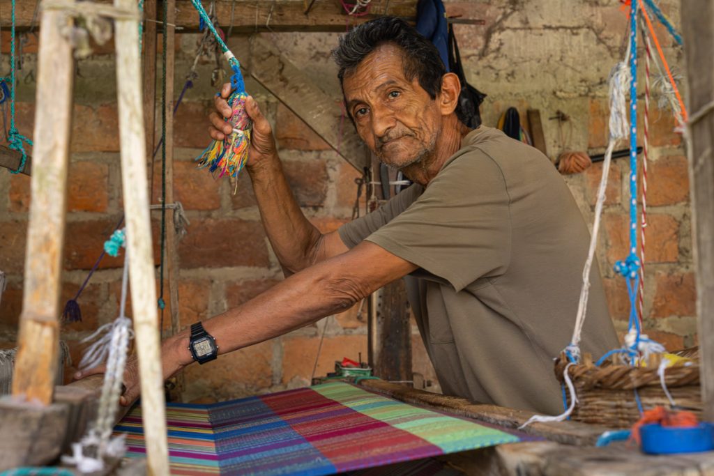 Don Manuel Flores, uno de los máximos referentes de los telares de palanca en San Sebastián. Foto: Guillermo López