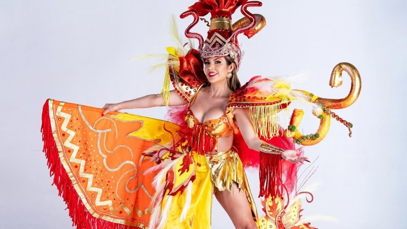 Salvadoreña lleva la tradición de las Bolas de Fuego al escenario de Universal Woman