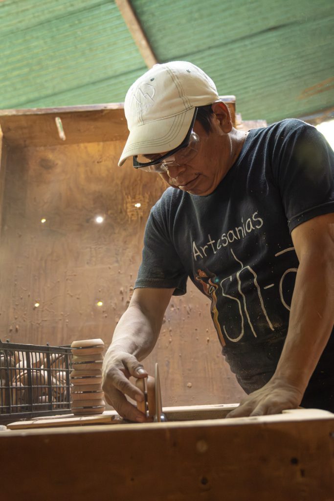 José Mauricio Pérez, de 55 años, se encarga de preparar la madera, la escoge, la corta y la pule