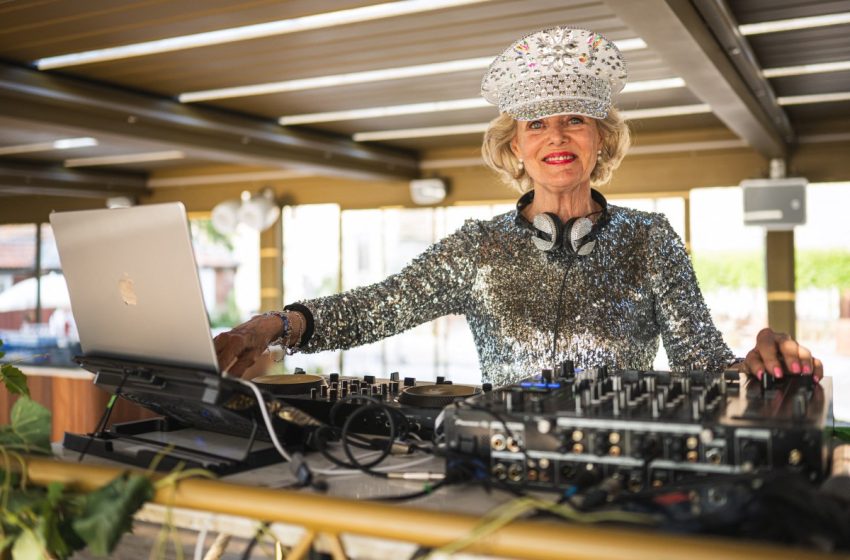  Conoce a «DJ Gloria», la anciana de 81 años que conquista las discotecas suecas