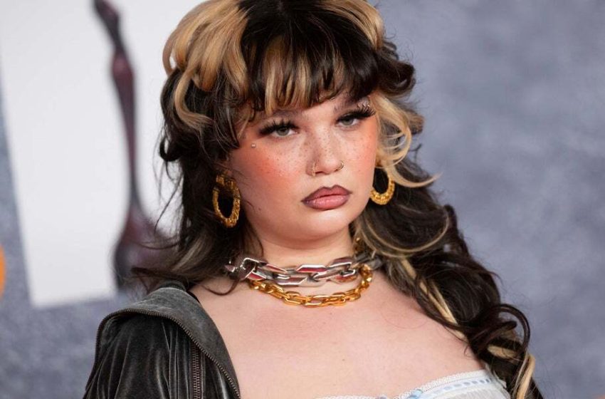  Lola Young cancela todos sus conciertos tras haberse desmayado en el escenario
