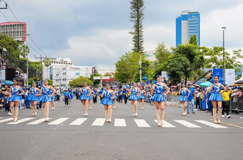  Cachiporristas: Historia, evolución y protagonismo en los desfiles cívicos de El Salvador