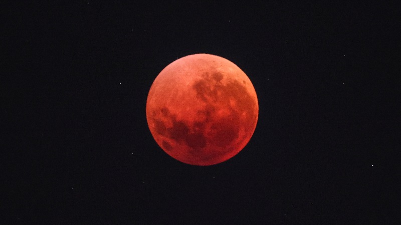 "Luna de sangre" iluminó el cielo en Asia, Europa y África
