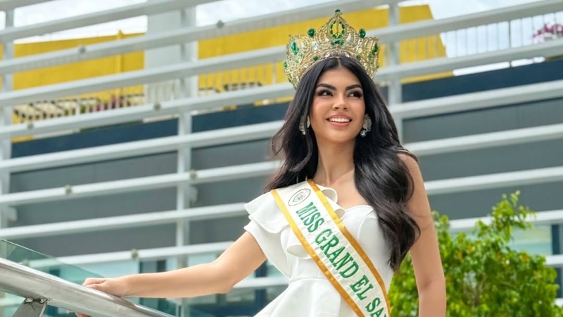 Candidata salvadoreña arrasa con su talento para el canto en Miss Grand International 2025
