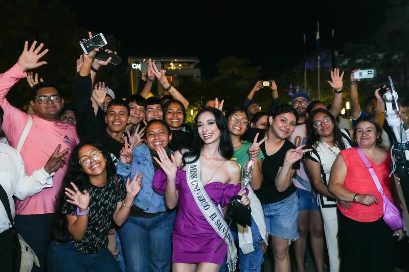 Reinas salvadoreñas cautivan a fanáticos en el Centro Histórico de San Salvador