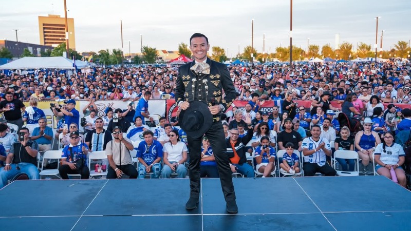 Cantante salvadoreño Víctor Emmanuelle fue homenajeado en Nueva York