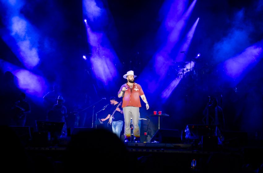  Carín León impuso su estilo norteño en el estadio Jorge «Mágico» González