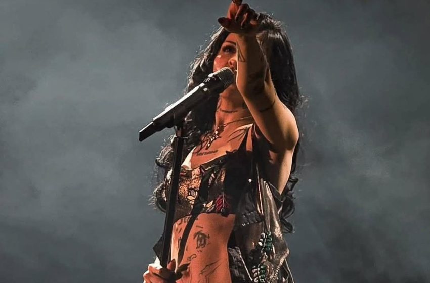 Cazzu responde a Nodal en pleno concierto: «No solo no recibo ayuda, sino que recibo ataques»