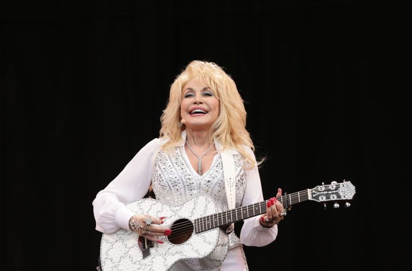  La hermana de Dolly Parton dice que su salud no está «tan grave» tras pedir oraciones