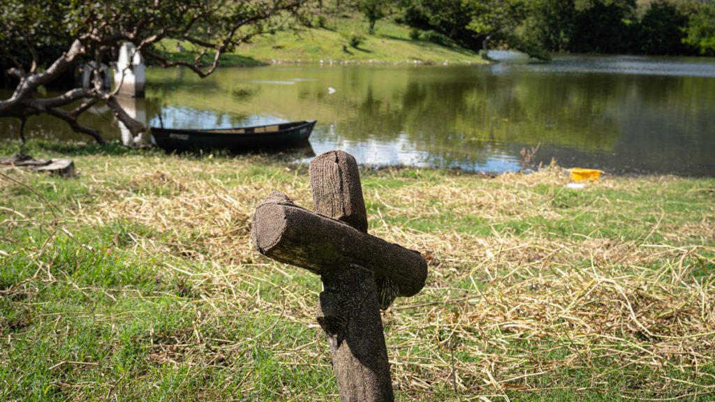 El cementerio de Potonico, un lugar que se inundó en el lago Suchitlán hace más de 50 años