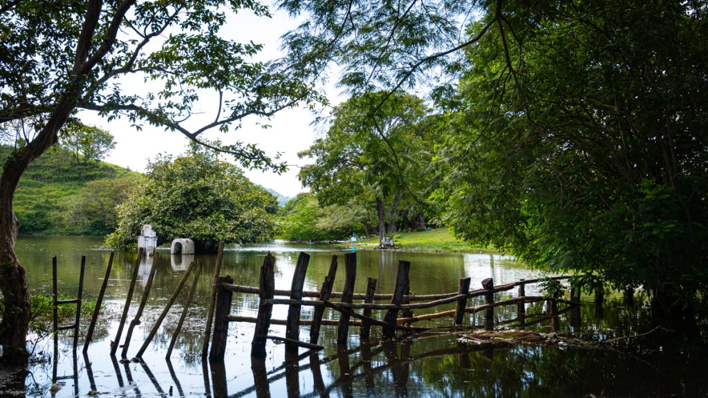 El cementerio de Potonico, un lugar que se inundó en el lago Suchitlán hace más de 50 años