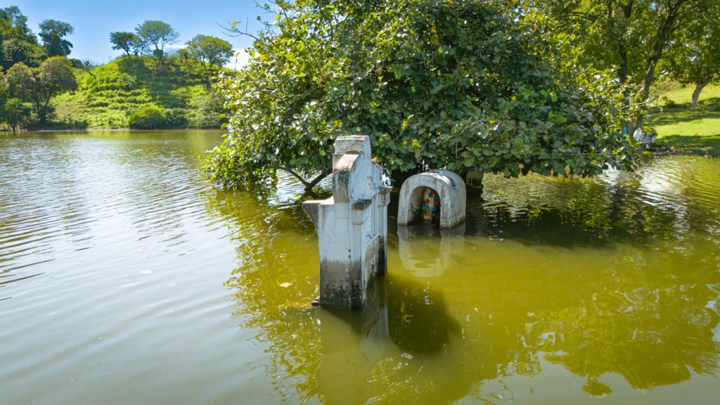 El cementerio de Potonico, un lugar que se inundó en el lago Suchitlán hace más de 50 años