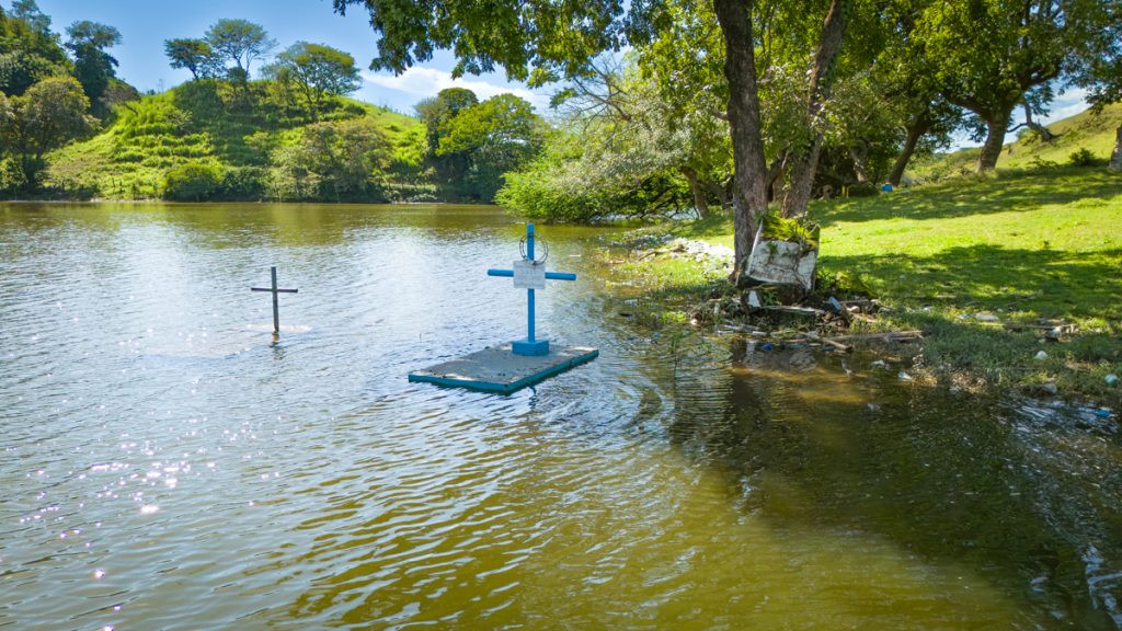 El cementerio de Potonico, un lugar que se inundó en el lago Suchitlán hace más de 50 años