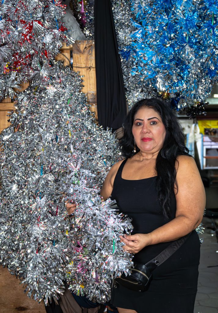 Ana Gladis Campos, artesana de flores artificiales en el Mercado Central