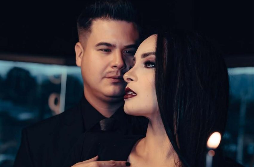  Irene Castillo y Pepe Barahona celebran Halloween al estilo de los Addams