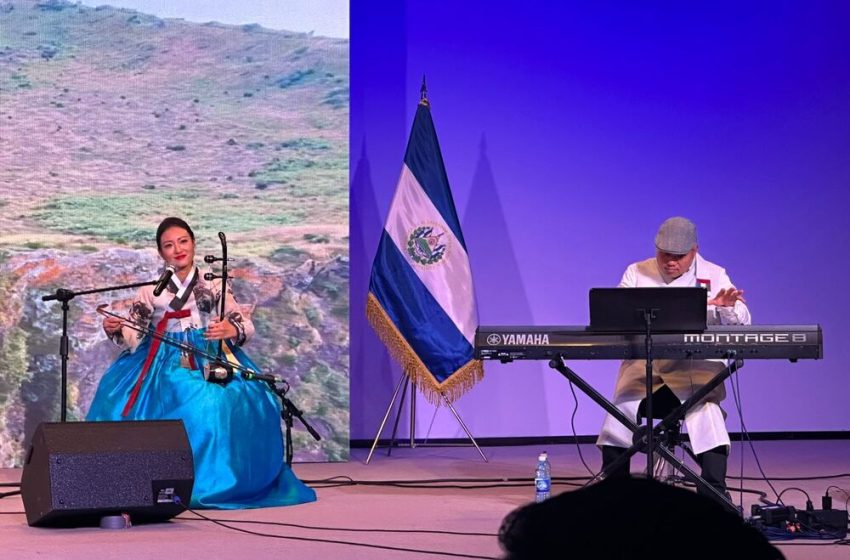  El grupo coreano G-HWAJA rinde homenaje a El Salvador con “Patria Querida” y “El Carbonero”