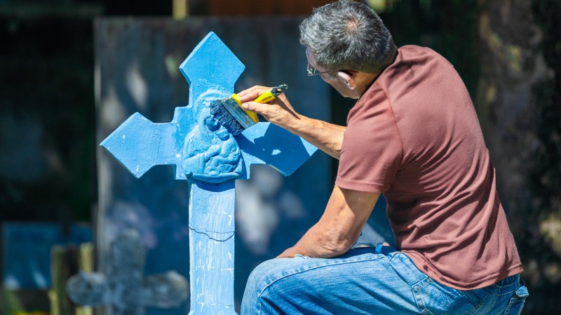 "Limpiatumbas", un oficio antiguo que revive en cada 2 de noviembre en los cementerios