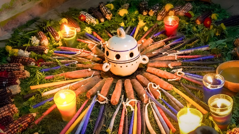 ¿Por qué se usan velas, granos e incienso en los rituales indígenas? Este es el poderoso significado