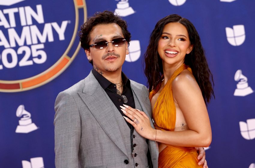  Nodal deja fuera de sus agradecimientos a Ángela Aguilar en los Grammy y las redes arden